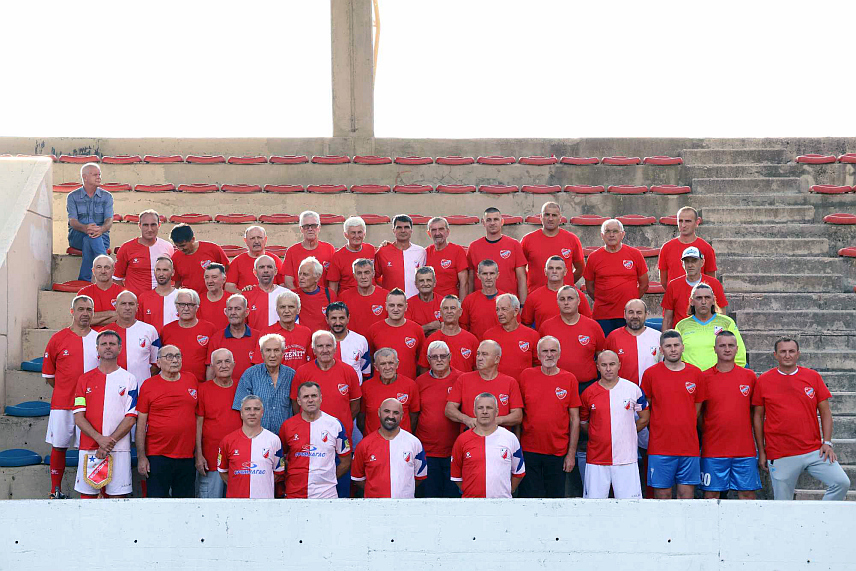 ДРВАР, 25. АВГУСТА /СРНА/ - Ветерани фудбалских клубова "Борац" из Дрвара и "Војводине" из Новог Сада одиграли су у Дрвару пријатељску утакмицу поводом обиљежавања 100 година постојања дрварског "Борца".