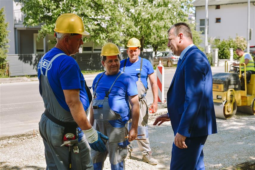 ТРЕБИЊЕ, 25. АВГУСТА /СРНА/ - Директор Јавног предузећа "Путеви Републике Српске" Милан Дакић у обиласку радова на изградњи треће траке на дионици магистралног пута Требиње-Билећа, који су почели у јулу.