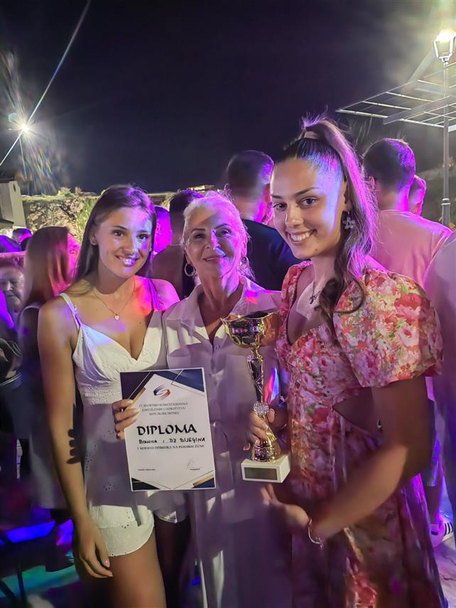 БИЈЕЉИНА, 26. АВГУСТА /СРНА/ - Дом здравља Бијељина вратио се са Спортских сусрета радника запослених у здравству Републике Српске са освојеним првим мјестом у одбојци на пијеску за жене, као и трећим мјестом у стоном тенису за жене.	