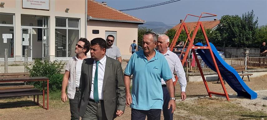 САРАЈЕВО, 26. АВГУСТА /СРНА/ - Министар за људска права и избјеглице у Савјету министара Севлид Хуртић састао се данас са породицама нападнуте дјеце српске националности у Баћевићима код Мостара. Он је разговарао и са предсједником Координације Срба Мостар Душаном Голом о нападу на српску дјецу у насељу Баћевићи.