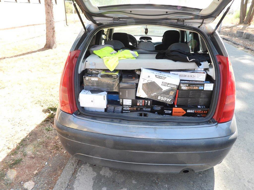 САРАЈЕВО, 26. АВГУСТА /СРНА/ - Припадници Граничне полиције БиХ спријечили су у граничном појасу на подручју Бијељине кријумчарење веће количине компјутерске опреме вриједне око 20.000 КМ и ухапсили држављанина Србије.	