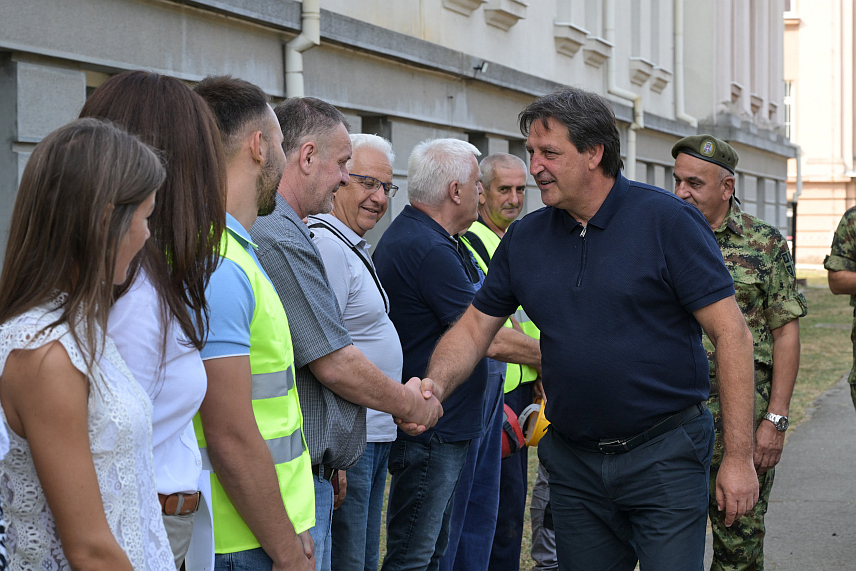 БЕОГРАД, 26. АВГУСТА /СРНА/ - Министар одбране Србије Братислав Гашић присуствовао је данас у касарни "Дедиње" у Београду почетку инфраструктурних радова на објекту за смјештај припадника Гарде Војске Србије.	