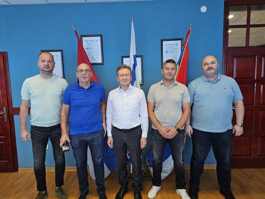 УГЉЕВИК, 26. АВГУСТА /СРНА/ - Начелник општине Угљевик Василије Перић угостио је данас представнике Омладинске школе Фудбалског клуба "Партизан" из Београда и Удружење навијача "Партизан 055-Гробари Угљевик", који су организовали камп, под покровитељством угљевичке општине.