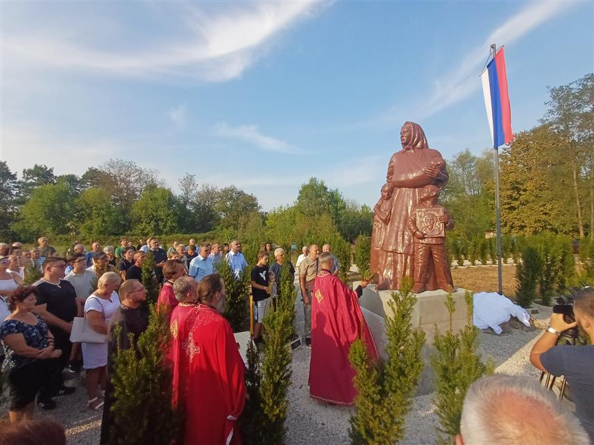 ДЕРВЕНТА, 26. АВГУСТА /СРНА/ - У Спомен-парку у Босанским Лужанима код Дервенте обиљежене су 83 године од страдања 405 Срба жртава усташког терора насеља Босански и Нових Лужана, Костреша и Барице, а откривена је и освештана скулптура "Мајка", која је висока 2,5 метара.