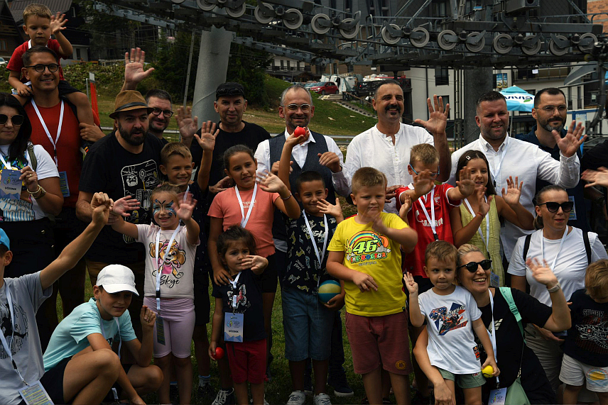 ЈАХОРИНА, 25. АВГУСТА /СРНА/ - Директор Олимпијског центра /ОЦ/ "Јахорина" Дејан Љевнаић рекао је да је први Породични фестивал на Јахорини успјешно завршен и да је народ Пала још једном показао да чува старе и праве породичне вриједности, те да су заиста најбољи људи на свијету, који вреднују породицу, заједништво и љубав према природи.