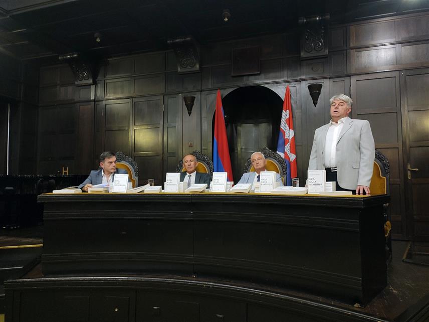 БАЊАЛУКА, 27. АВГУСТА /СРНА/ - У Културном центру Бански двор у Бањалуци данас је промовисана књига "Крај бала вампира" аутора Милана Љепојевића.	