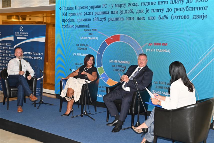 БАЊАЛУКА, 27. АВГУСТА /СРНА/ - Предсједник Владе Републике Српске Радован Вишковић и предсједник Савеза синдиката Републике Српске Ранка Мишић данас у Бањалуци током конференције "Нови систем плата у Републици Српској".