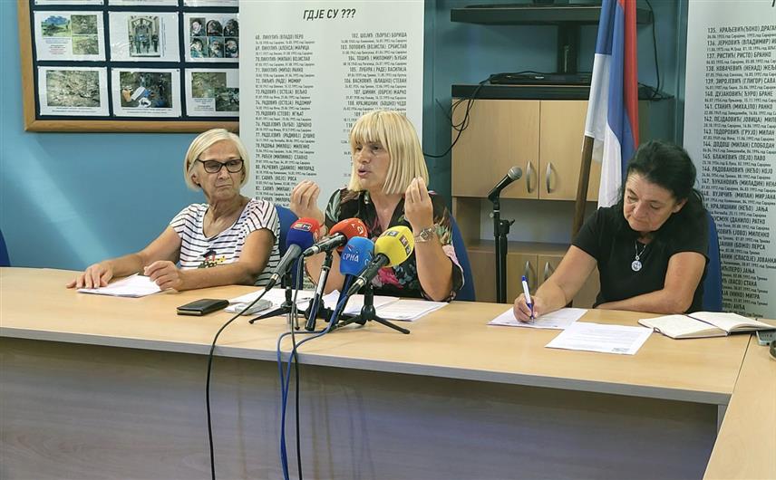 ИСТОЧНО САРАЈЕВО, 27. АВГУСТА /СРНА/ - Предсједник Скупштине Организације породица заробљених и погинулих бораца и несталих цивила Источно Сарајево Милка Кокот са сарадницима на конференцији за новинаре данас у Источном Сарајеву.	
