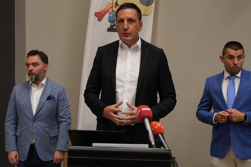 ЈАХОРИНА, 27. АВГУСТА /СРНА/ - Генерални директор "Сарајево-гаса" из Источног Сарајева Недељко Елек, министар спољне трговине и економских односа у Савјету министара Сташа Кошарац и министар трговине и туризма у Влади Републике Српске Денис Шулић данас на Јахорини, гдје је данас презентовано коначно рјешење гасификације Јахорине.	