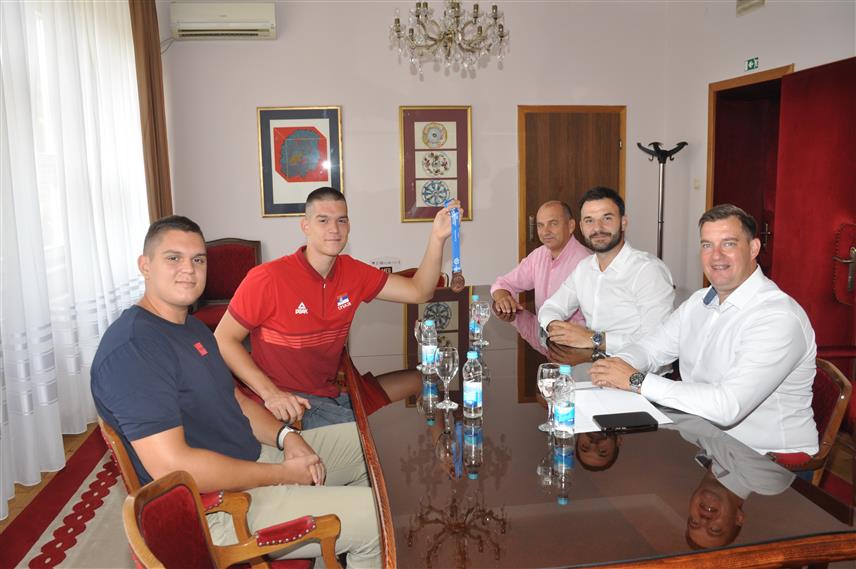 ПРИЈЕДОР, 27. АВГУСTА /СРНА/ - Градоначелник Приједора Слободан Јавор организовао је данас пријем за младог кошаркаша Вукашина Гаврановића из овог града, члана прве петорке кошаркашке репрезентације Србије узраста до 16 година, која је на Европском првенству у Грчкој освојила бронзану медаљу.