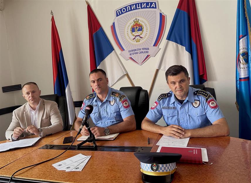 ПАЛЕ, 27. АВГУСТА /СРНА/ - Начелник Полицијске управе Источно Сарајево Бранимир Шеховац, начелник Сектора криминалистичке полиције Радомир Церовин и начелник Сектора полиције у Полицијској управи Источно Сарајево Игор Каришик на конференцији за новинаре данас на Палама.	