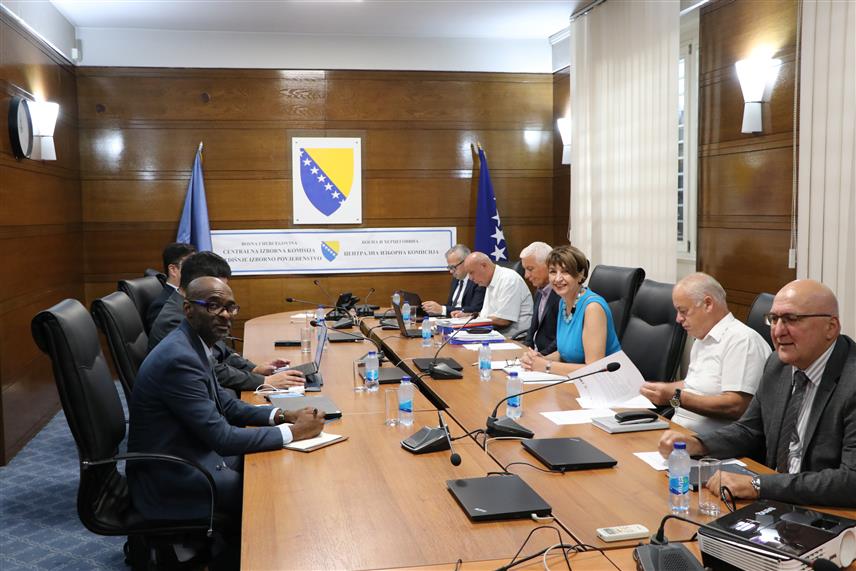 САРАЈЕВО, 27. АВГУСТА /СРНА/ – Делегација Удружења свјетских изборних тијела посјетила је Централну изборну комисију /ЦИК/ БиХ, с циљем осигурања свеобухватног разумијевања тренутног изборног оквира и припрема за предстојеће изборе, као и јачање међународне сарадње у области посматрања и унапређења изборног процеса. у оквиру припрема за мисију посматрања локалних избора у БиХ 6. октобра.	