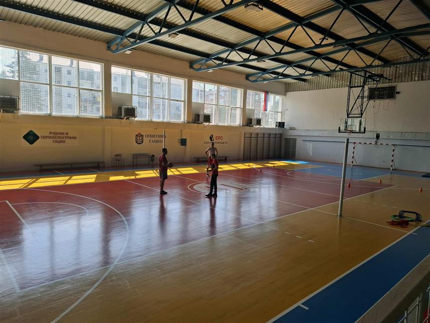 ГАЦКО, 27. АВГУСТА /СРНА/ - У Гацку је завршена реконструкција и опремање спортске дворане Основне школе "Свети Сава", чиме су створени бољи услови за рад спортских колектива и свих који користе дворану.	