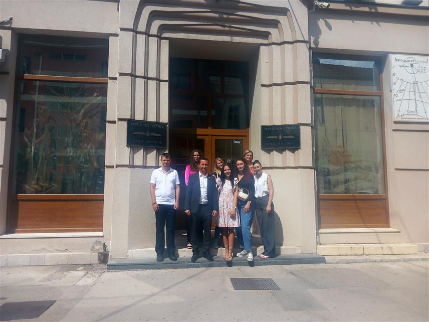 TРЕБИЊЕ, 27. АВГУСТА /СРНА/ - Градоначелник Tребиња Мирко Ћурић организовао је пријем за најбоље студенте који су били на наградној екскурзији у Италији.