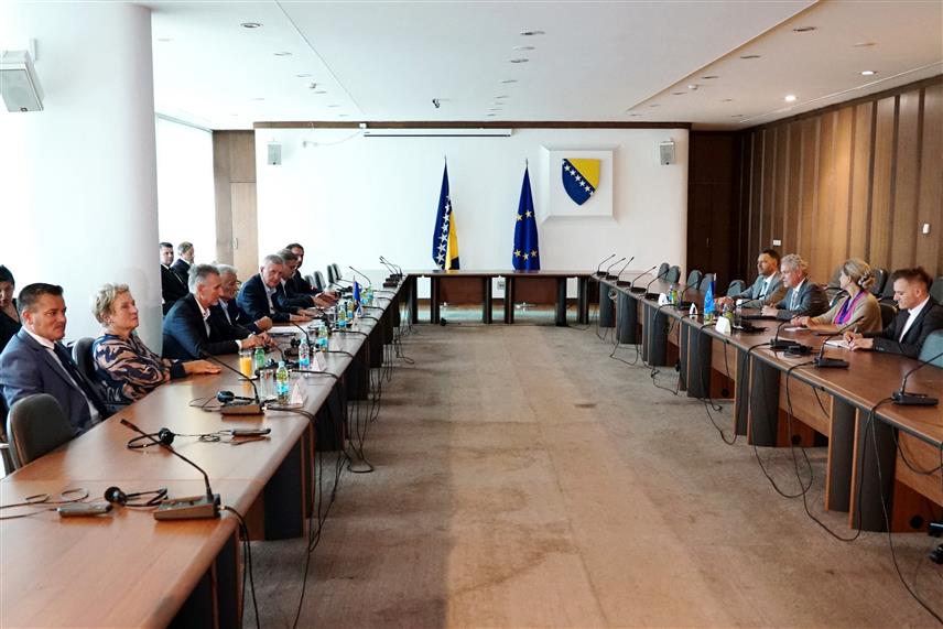 САРАЈЕВО, 27. АВГУСТА /СРНА/ - Чланови Заједничког колегијума оба дома Парламентарне скупштине БиХ примили су данас у Сарајеву шефа Делегације ЕУ у БиХ амбасадор Јохана Сатлера у опроштајну посјету и захвалили му за све што је урадио за БиХ.