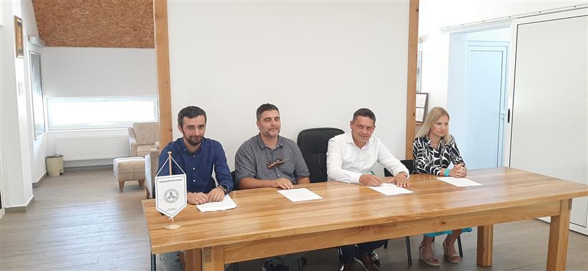 ПРИЈЕДОР, 27. АВГУСТА /СРНА/ - Национални парк Козара потписао је данас меморандум о пословно-техничкој сарадњи ради развоја и унапређења туристичких производа и услуга и промотивних активности, те промоције глампинг туристичких насеља, односно гламурозног камповања.