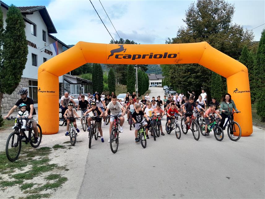 ЈЕЗЕРО, 27. АВГУСТА /СРНА/ - На породичној бициклијади у општини Језеро данас се окупило од 50 учесника, а међу учесницима је била и начелник општине Снежана Ружичић.