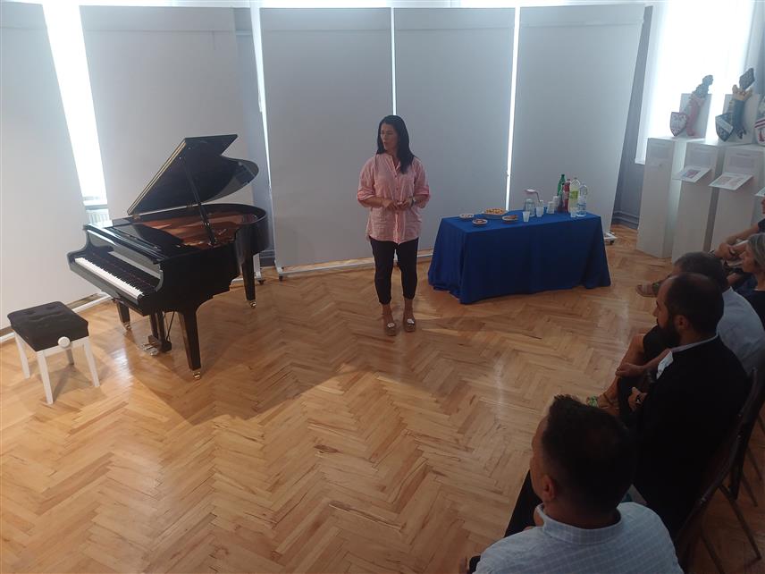 ДЕРВЕНТА, 27. АВГУСТА /СРНА/ - Народна библиотека "Бранко Радичевић" у Дервенти набавила је уз подршку Градске управе полуконцертни клавир вриједности 26.600 КМ.