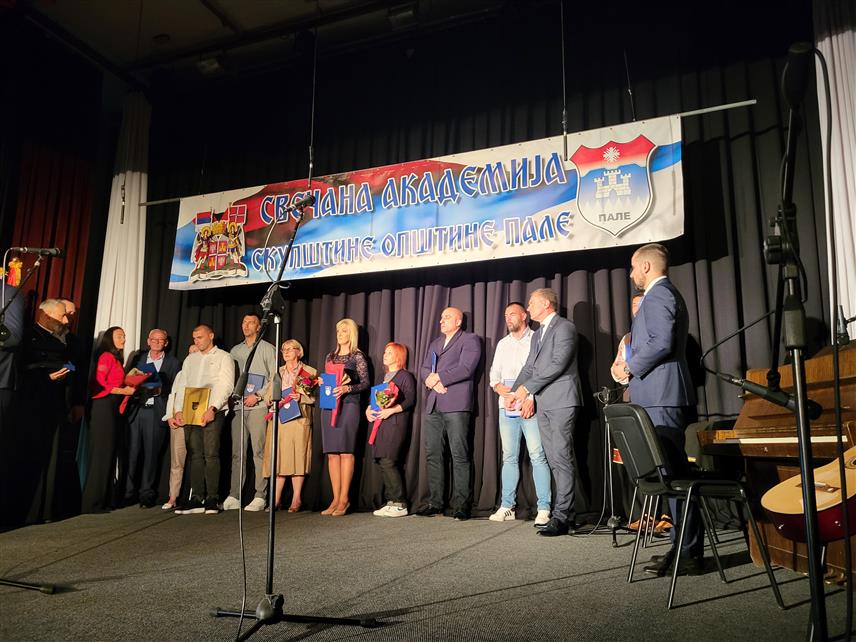 ПАЛЕ, 27. АВГУСТА/СРНА/ - Свечана академија на Палама на којој су додијељена признања - Повеље поводом Дана и крсне славе општине Велике Госпојине.