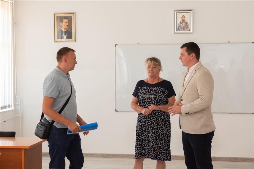 БИЈЕЉИНА, 27. АВГУСТА /СРНА/ - Предсједник Скупштине града Бијељина Александар Ђурђевић током посјете Основној школи /ОШ/ "Јован Дучић" и разговора са руководством те школе.