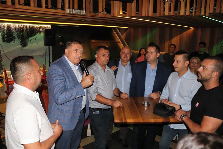 ЈАХОРИНА, 27. АВГУСТА /СРНА/ - Предсједник Републике Српске Милорад Додик дружио се на Јахорини са Добојлијама који су дошли да му пруже подршку сутра испред Суда БиХ.