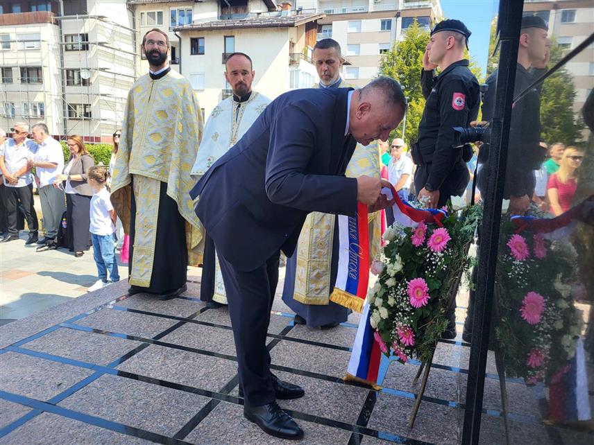 ПАЛЕ, 28. АВГУСТА /СРНА/ - Потпредсједник Владе Србије Александар Вулин и премијер Републике Српске Радован Вишковић положили су вијенце код Централног спомен-обиљежја палим борцима у Одбрамбено-отаџбинском рату на Палама, гдје се данас обиљежава крсна слава општине - Велика Госпојина.	