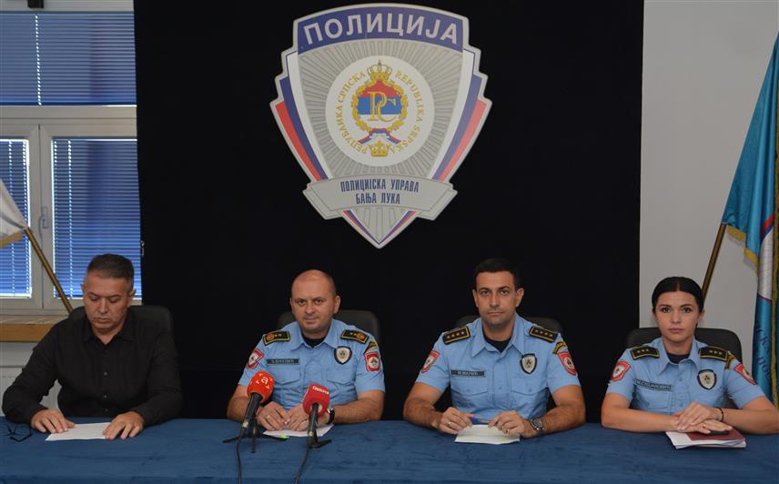 БАЊАЛУКА, 28. АВГУСТА /СРНА/ - Начелник Полицијске управе Бањалука Ђурица Вукелић и начелник Сектора полиције Момчило Марић са сарадницима на конференцији за новинаре данас у Бањалуци.	