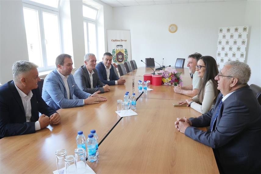 ДРВАР, 28. АВГУСТА /СРНА/ - Предсједник Социјалистичке партије Српске /СПС/ Горан Селак и посланик у Народној скупштини Републике Србије Бојан Торбица посјетили су данас Дрвар и састали се са начелником општине Душицом Рунић са којом су разговарали о положају Срба у Федерацији БиХ /ФБиХ/.	