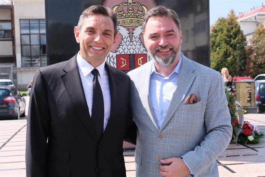 ПАЛЕ, 28. АВГУСТА /СРНА/ - Замјеник предсједавајуће Савјета министара Сташа Кошарац пожелио је добродошлицу у Републику Српску потпредсједнику Владе Србије Александру Вулину упркос свим напорима бошњачког политичког фактора да саботирају његов долазак.	