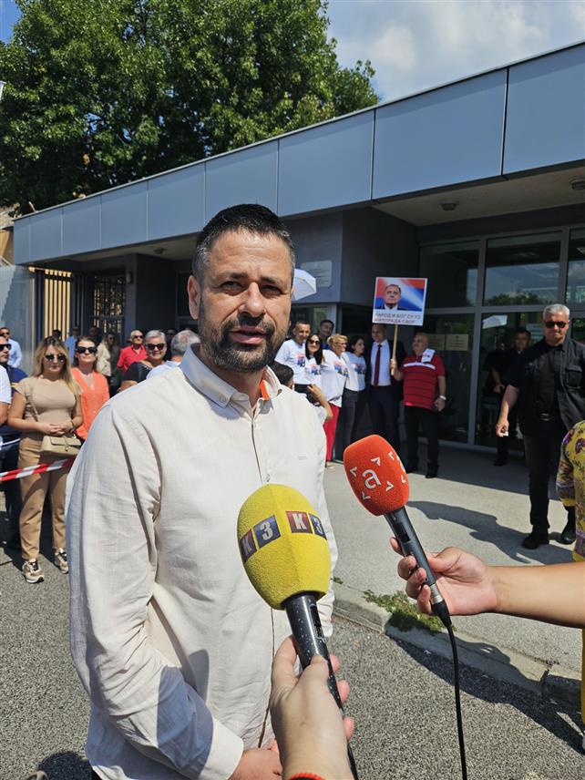 САРАЈЕВО, 28. АВГУСТА /СРНА/ - Министар финансија и трезора у Савјету министара Срђан Амиџић у обраћању новинарима данас у Сарајеву испред Суда БиХ.	