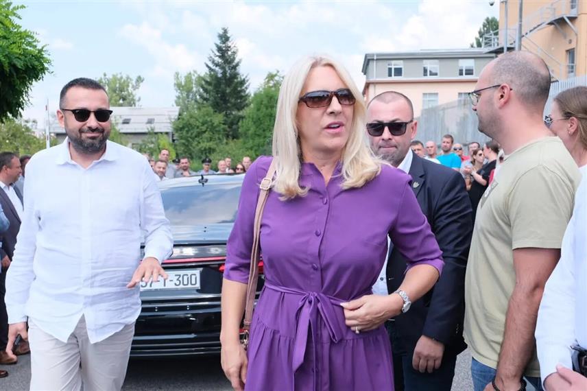 САРАЈЕВО, 28. АВГУСТА /СРНА/ - Српски члан Предсједништва БиХ Жељка Цвијановић данас у Сарајеву испред зграде Суда БиХ уочи рочишта предсједнику Републике Српске Милораду Додику и вршиоцу дужности директора "Службеног гласника" Милошу Лукићу.	