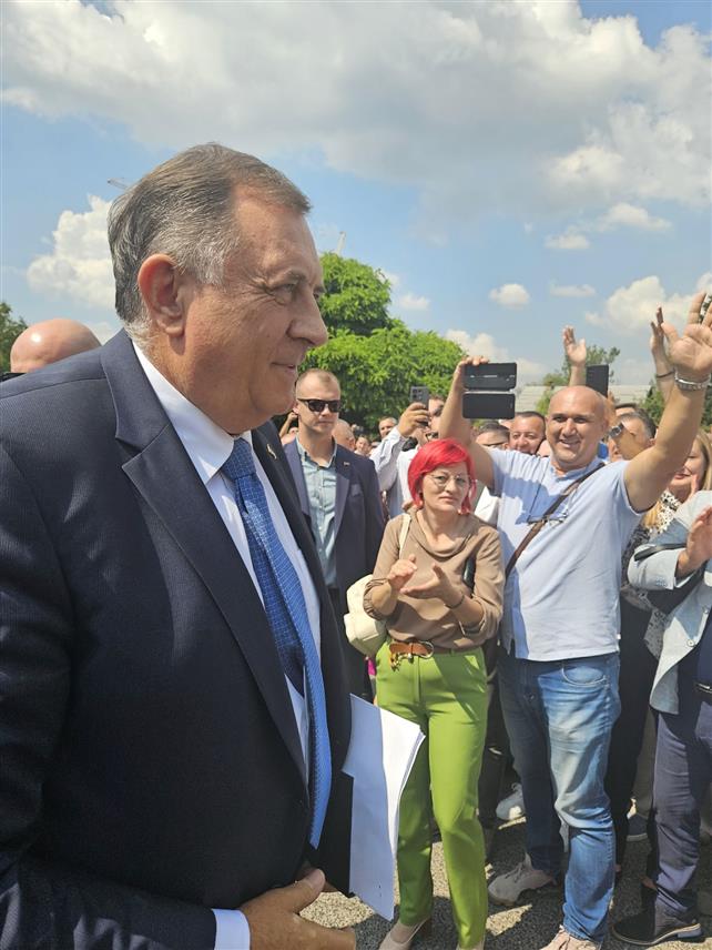 САРАЈЕВО, 28. АВГУСТА /СРНА/ - Предсједник Републике Српске Милорад Додик и вршилац дужности директора "Службеног гласника" Милош Лукић стигли су у Суд БиХ у Сарајеву, гдје је заказан нови претрес због "непоштовања одлука Кристијана Шмита".	