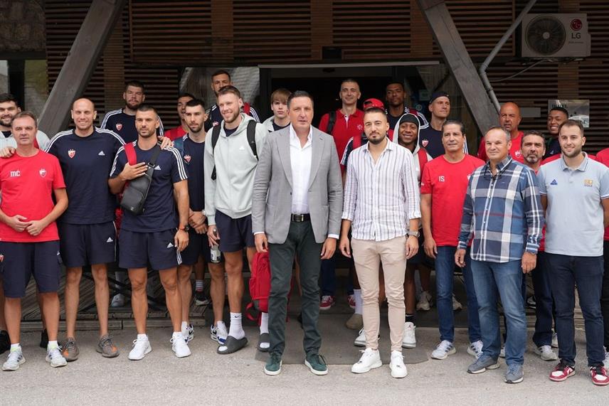 ПАЛЕ, 28. АВГУСТА/СРНА/ - Кошаркаши београдског клуба "Црвена звезда" стигли су данас на Јахорину гдје су их дочекали представници Кошаркашког клуба "Јахорина" са Пала.	