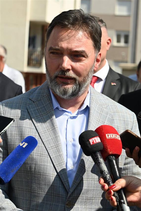 ПАЛЕ, 28. АВГУСТА /СРНА/ - Замјеник предсједавајуће Савјета министара Сташа Кошарац у обраћању новинарима данас на Палама послије полагања вијенаца на Централно спомен-обиљежје погинулим борцима у Одбрамбено-отаџбинском рату.	