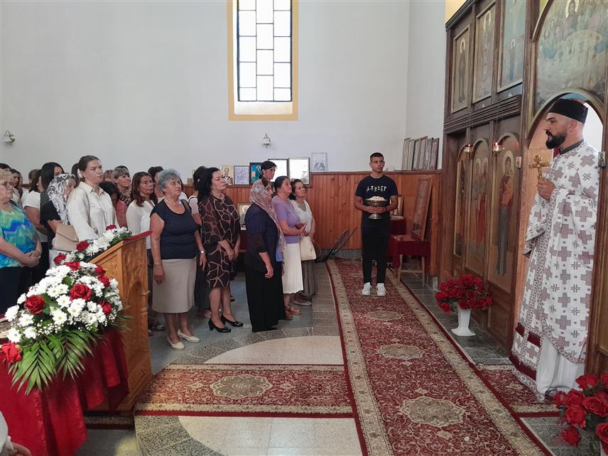 МРКОЊИЋ ГРАД, 28. АВГУСТА /СРНА/ - У селу Густовара, код Мркоњић Града данас је у Цркви посвећеној Светим апостолима Петру и Павлу на празник Успења Пресвете Богородице служена Света литургија, а након тога одржан је и црквено-народни збор.	