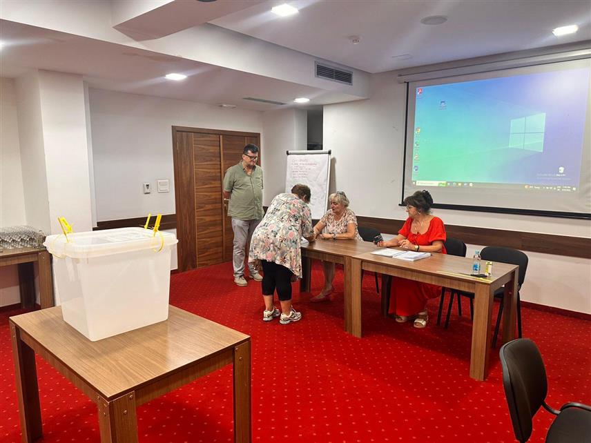 САРАЈЕВО, 28. АВГУСТА /СРНА/ - Централна изборна комисија /ЦИК/ БиХ почела је едукативну кампању бирача у БиХ, а први догађај "Корак ближе ка бољем разумијевању избора: Симулација гласања за жене" одржан је у Бањалуци за кориснике женских удружења на подручју тог града.