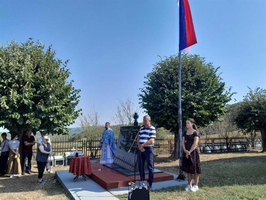 БРОД, 28. АВГУСTА /СРНА/ - У бродској мјесној заједници Мала Брусница у храму посвећеном Успењу Пресвете Богородице – Великој Госпојини служена је литургија којом је обиљежен празник који ова мјесна заједница прославаља као славу села, а служен је и помен за осам српских јунака погинулих у Одбрамбено-отаџбинском рату.