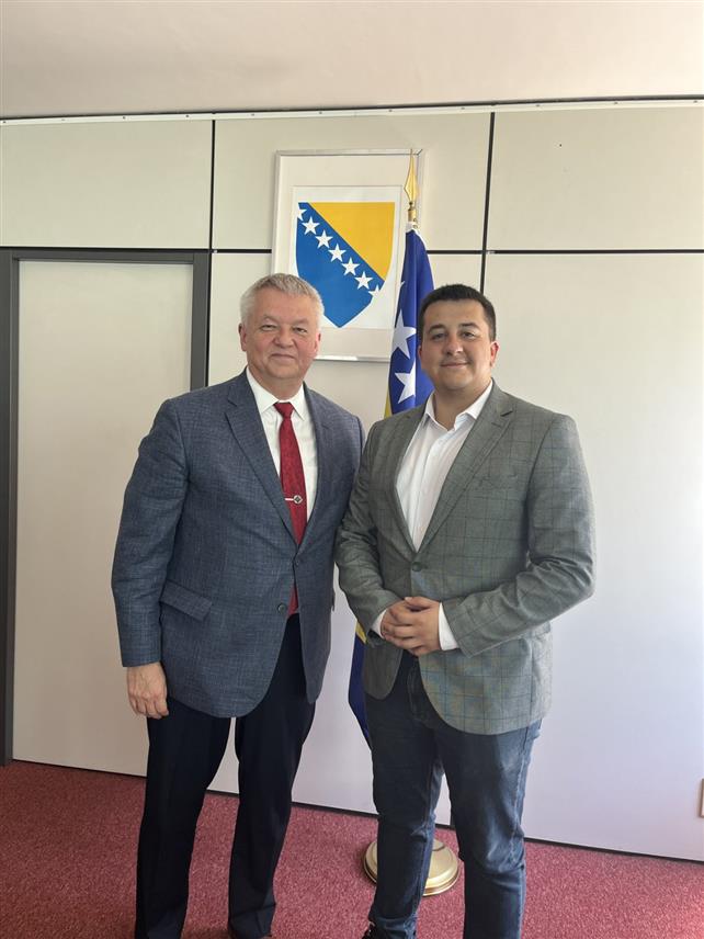 БРИСЕЛ, 28. АВГУСТА /СРНА/ - Предсједник Форума младих Социјалистичке партије Српске /СПС/ Милан Унчанин разговарао је у Бриселу са шефом Мисије БиХ при ЕУ Обрадом Кесићем.	