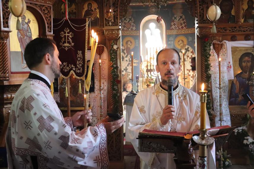 TРЕБИЊЕ, 28. АВГУСTА /СРНА/ - Његово високопреосвештенство митрополит захумско-херцеговачки и стонско-приморски Димитрије данас је, на празник Успења пресвете Богородице служио Свету архијерејску литургију у манастиру Тврдош код Tребиња, гдје је прослављена манастирска слава.	