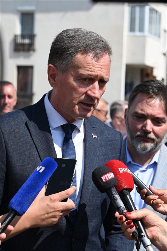 ПАЛЕ, 28. АВГУСТА/СРНА/ - Начелник општине Пале Бошко Југовић у обраћању новинарима данас на Палама послије полагања вијенаца на Централно спомен-обиљежје погинулим борцима у Одбрамбено-отаџбинском рату.	