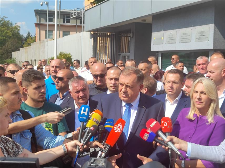 САРАЈЕВО, 28. АВГУСТА /СРНА/ - Предсједник Републике Српске Милорад Додик у обраћању новинарима у Сарајеву након рочишта у Суду БиХ, у процесу који се води против њега и в.д. директора Службеног гласника Републике Српске Милоша Лукића.