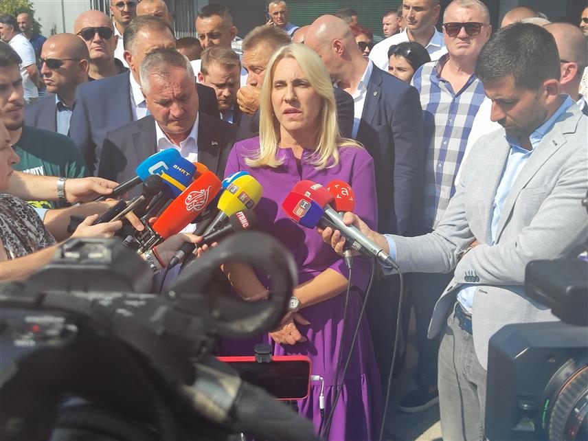 САРАЈЕВО, 28. АВГУСТА /СРНА/ - Српски члан Предсједиштва БиХ Жељка Цвијановић у обраћању новинарима у Сарајеву након рочишта у Суду БиХ, у процесу који се води против предсједника Републике Срске Милорада Додика и в.д. директора "Службеног гласника Републике Српске" Милоша Лукића.