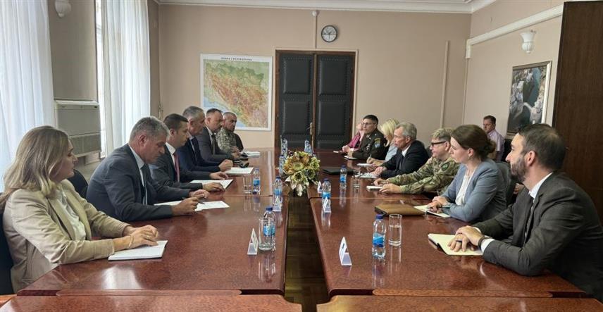 САРАЈЕВО, 28. АВГУСТА /СРНА/ - Замјеници министра одбране у Савјету министара Александар Гогановић и Славен Галић састали су се данас у Сарајеву са помоћником главног секретара НАТО-а за операције Томасом Гофусом са којим су разговарали о сарадњи БиХ и ове војне алијансе.