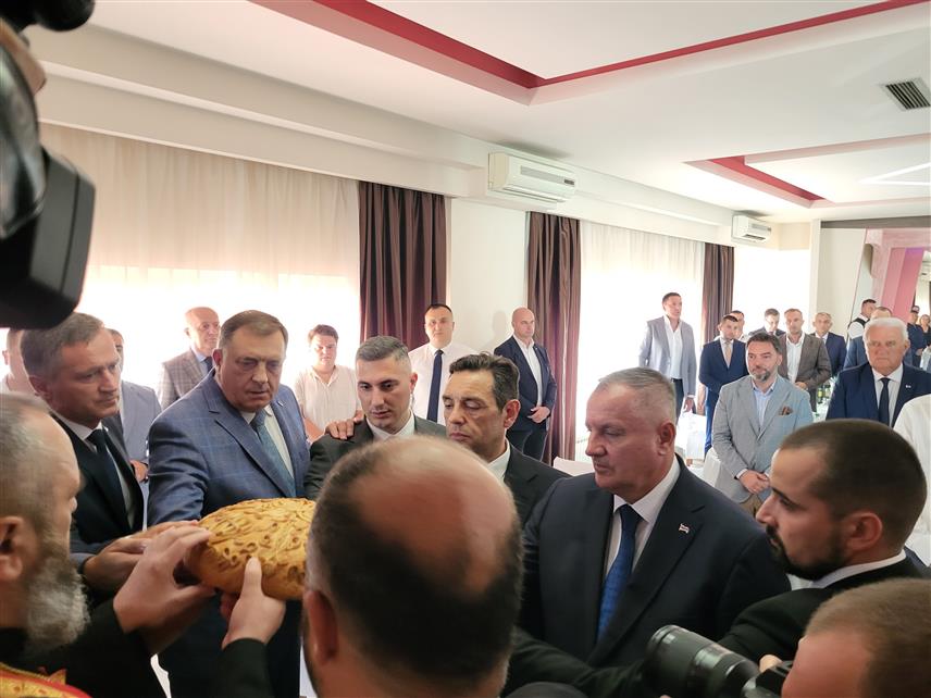 ПАЛЕ, 28. АВГУСТА /СРНА/ - Предсједник Републике Српске Милорад Додик данас је на Палама присуствовао ломљењу славског колача и свечаном ручку поводом крсне славе Пала - Велике Госпојине.