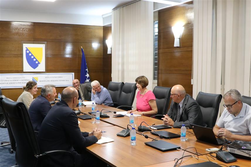 САРАЈЕВО, 28. АВГУСТА /СРНА/ - Чланови Централне изборне комисије /ЦИК/ БиХ састали су се данас у Сарајеву са делегацијом Савјета Европе ради прикупљања информација које ће помоћи у бољем планирају и развоју пројеката изборне помоћи.