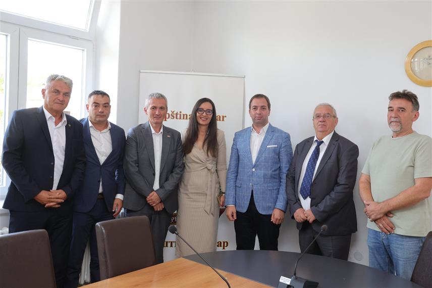 ДРВАР, 28. АВГУСТА /СРНА/ - Посланик у Скупштини Србије Бојан Торбица, посланик у Скупштини Војводине Мирослав Родић и предсједник Социјалистичке партија Српске Горан Селак боравили су данас у посјети Дрвару, организованој према једном од закључака са Свесрпског сабора.