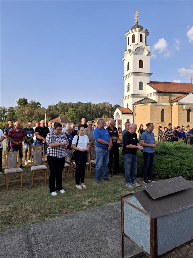 ШАМАЦ, 28. АВГУСTА /СРНА/ - У Крушковом Пољу код Шамца данас је служен парастос за 14 бораца Војске Републике Српске /ВРС/ и три цивилне жртве Одбрамбено-отаџбинског рата.