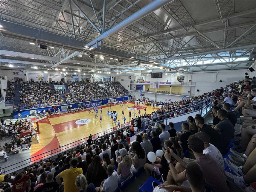 ПАЛЕ, 28. АВГУСТА /СРНА/ - Кошаркаши београдске "Црвене звезде" вечерас су у пријатељском мечу на Палама побиједили екипу паљанске "Јахорине" резултатом 94:53.