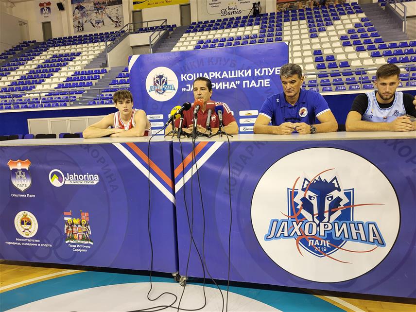 ПАЛЕ, 28. АВГУСТА/СРНА/ - Тренер Кошаркашког клуба "Црвенa звездa" из Београда Јанис Сферопулос, тренер Кошаркашког клуба "Јахорина" са Пала Миро Вукоје, кошаркаш београдске “Црвене звезде“ Андреј Костић и кошаркаш паљанске “Јахорине“ Данијел Ребић на конференцији за новинаре након одигране пријатељске утакмице између ова два клуба.