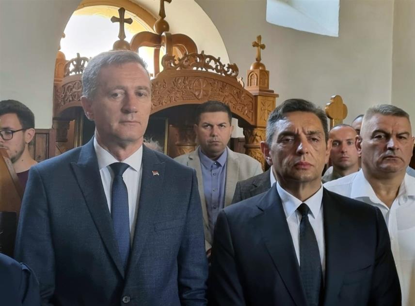 ПАЛЕ, 28. АВГУСТА /СРНА/ - Општина Пале обиљежава Дан и крсну славу Велику Госпојину, а тим поводом у храму Успења Пресвете Богородице у току је Света литургија којој присуствује потпредсједник Владе Србије Александар Вулин који је и кум славе. Вулина који је сенатор Републике Српске, дочекао је начелник општине Пала Бошко Југовић и посланик у Народној скупштини Републике Српске Дамјан Шкипина.